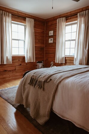 2 bedrooms, in-room safe, desk, WiFi