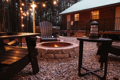 The Cabin At Hurdle Mills - Hot Tub & Fire Pit 