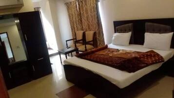 Deluxe Double Room | Soundproofing, iron/ironing board, free WiFi, bed sheets