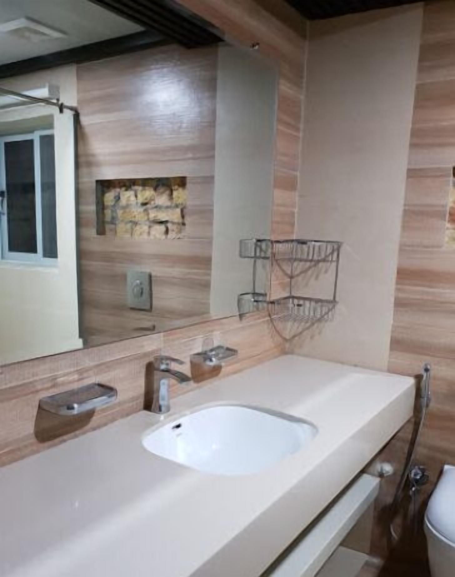 豪華雙人房 | 浴室 | 淋浴設備、名牌盥洗用品、拖鞋、毛巾