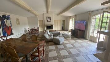 TV connectée, cheminée, table de tennis de table, chaßne hi-fi