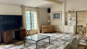 TV connectée, cheminée, table de tennis de table, chaßne hi-fi