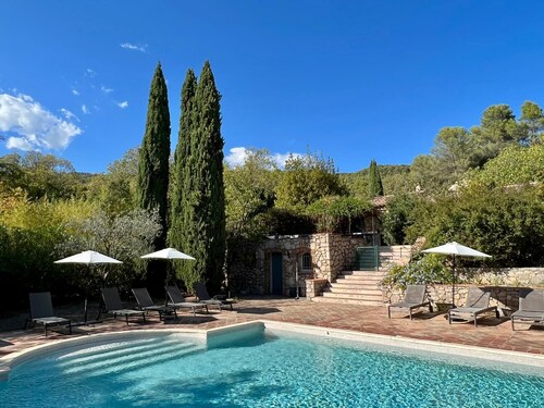 Provencal farmhouse in a domain with tennis and swimming pool