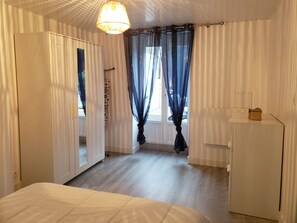 1 slaapkamer, een strijkplank/strijkijzer, wifi