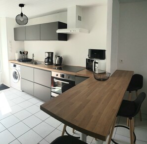 Een koelkast, een microgolfoven, een oven, een kookplaat