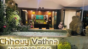 Chhouv Vathna Angkor Boutique -hotellin ulkopuoli, jossa on kyltti, vastaanottoalue ja koristeellisia kasveja.