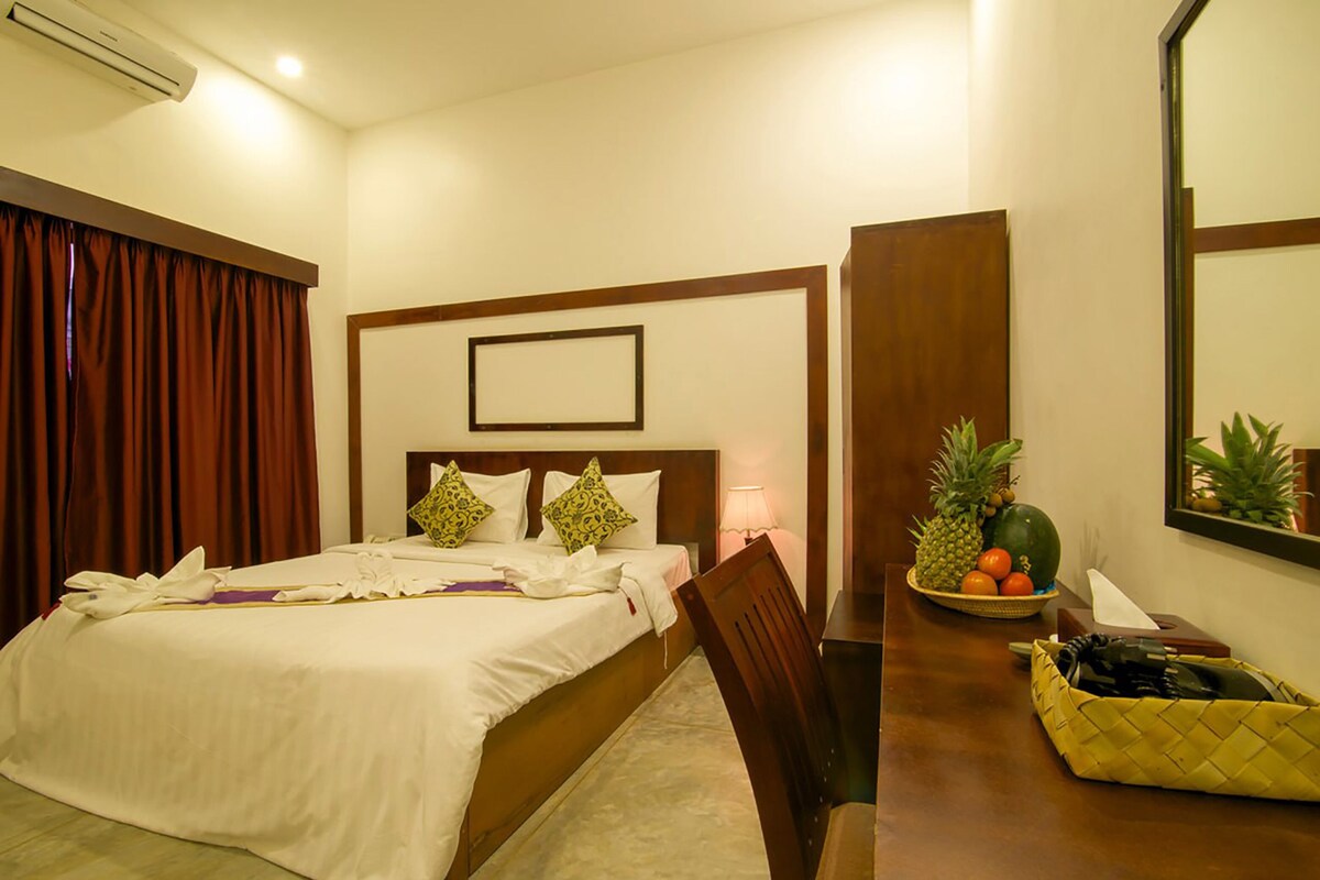 Egyptian cotton sheets, premium bedding, desk, laptop workspace