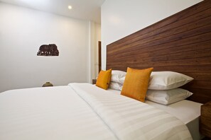 Habitación doble Deluxe, vista a la alberca | Sábanas de algodón egipcio, ropa de cama de alta calidad y escritorio