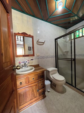 Habitación Confort | Baño | Regadera, regadera tipo lluvia, toallas, jabón 
