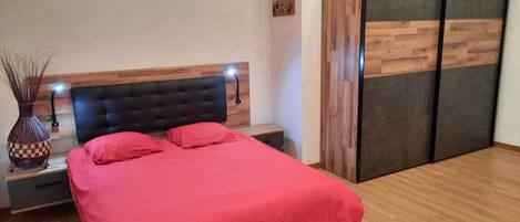 2 間睡房、可攜式嬰兒床、Wi-Fi、床單