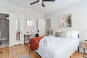 1 habitación, escritorio, tabla de planchar con plancha y cuna de viaje 