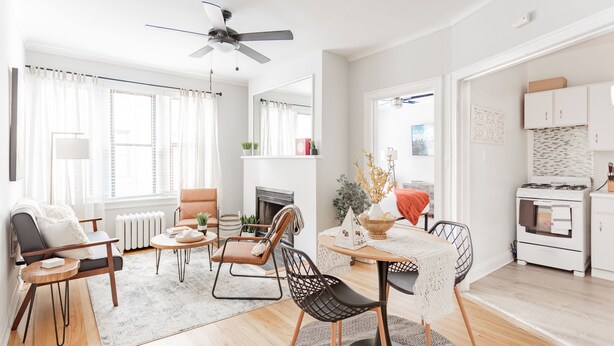 A modern living room with a fireplace, a dining area, and a kitchen. - Guest Favorite Getaway in Lakeview Near Wrigley (Chicago)