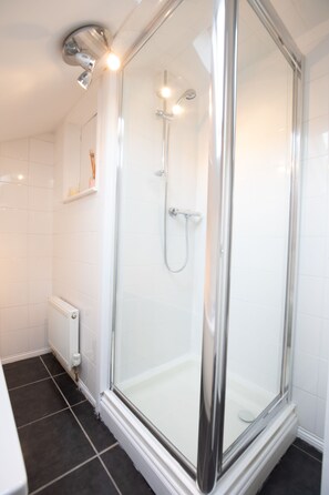 Hårtork, handdukar, tvål och schampo