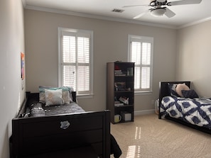 5 多间卧室、办公桌、熨斗/熨衣板、WiFi