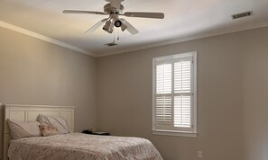 5 camere, una scrivania, ferro/asse da stiro, Wi-Fi