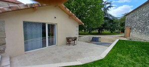 Outdoor dining - Independent guest room (Monbahus)