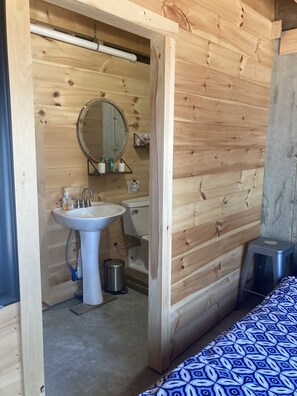 Douche, serviettes fournies, papier toilette