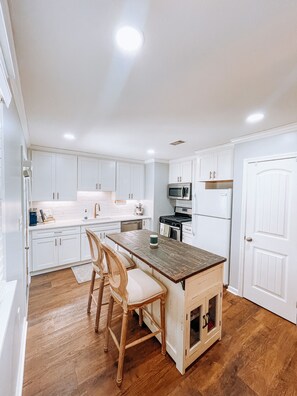 冰箱、微波炉、烤箱、炉灶