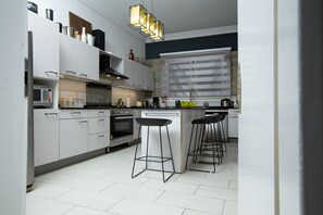 Maison | Cuisine privée | Réfrigérateur, micro-ondes, four, plaque de cuisson