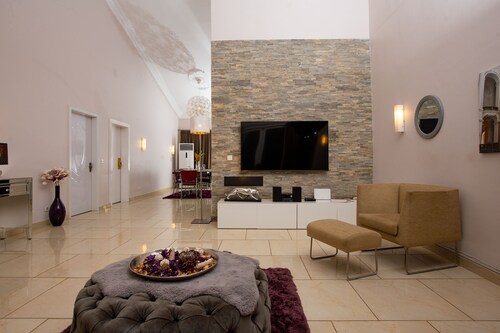 Impeccable 2-bed House With Hot-tub -wi-fi