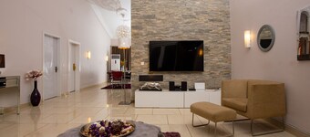 Impeccable 2-bed House With Hot-tub -wi-fi