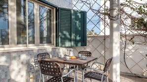 Familiehus, 4 soverom, 2 bad, sjøvendt (Kallisti Beach House with Private) | Utendørsservering