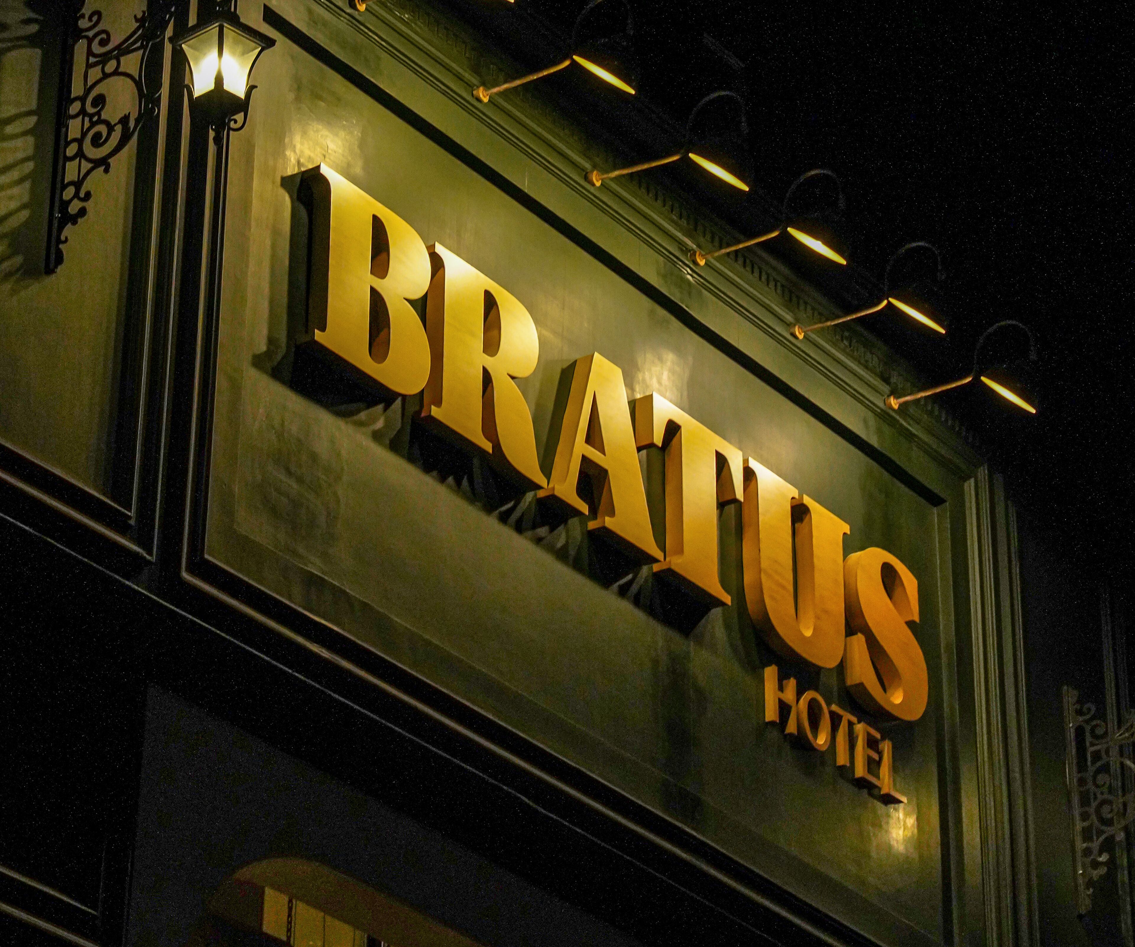 Placa de hotel com o nome 'BRATUS HOTEL'.
