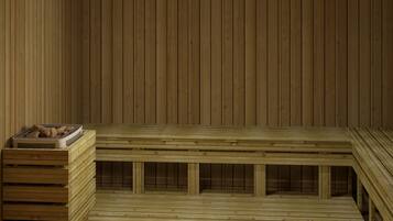 Una sauna de madera con bancos y una zona de estar.