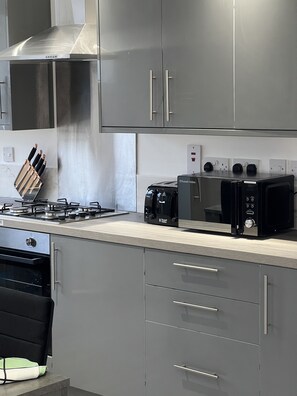 Kühlschrank, Mikrowelle, Ofen, Herdplatte