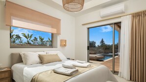Een moderne slaapkamer met een groot bed, uitzicht op een zwembad en een schuifdeur naar buiten.