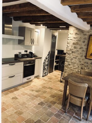 Kühlschrank, Mikrowelle, Ofen, Herdplatte