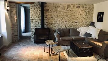 Een smart-tv, een tafeltennistafel en een stereo