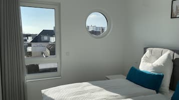 2 bedrooms, travel cot, free WiFi, bed sheets