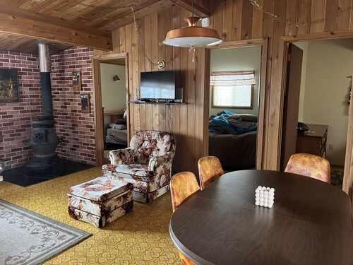 Cozy 3 bedroom cabin on pine lake