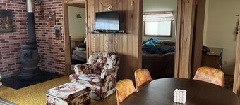 Cozy 3 bedroom cabin on pine lake