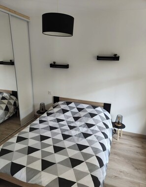 1 chambre, fer et planche à repasser, lit parapluie, Wi-Fi gratuit