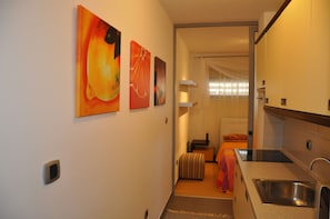 2 bedrooms, desk, WiFi, bed sheets