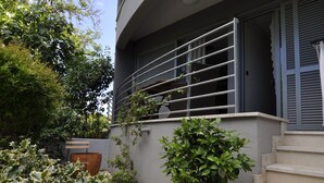 Un edificio moderno con un camino de piedra que conduce a una escalinata.