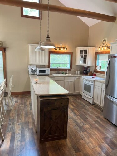 Charming Farmhouse on working Red Haven Farm