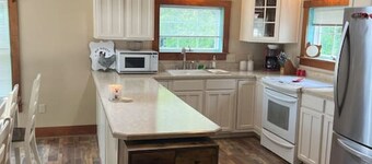 Charming Farmhouse on working Red Haven Farm