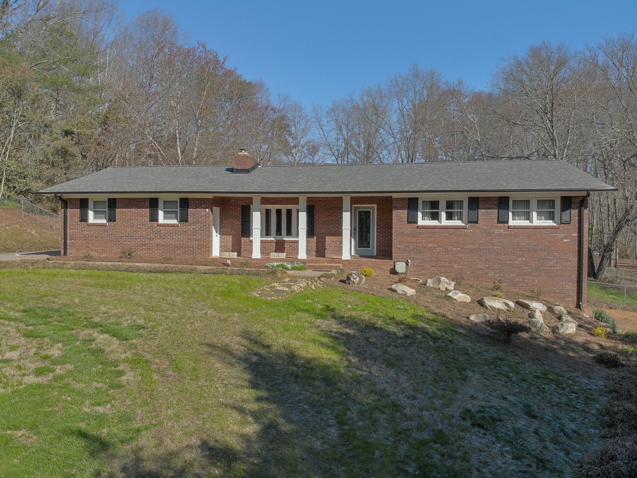 Nice quiet keyless entry home just 25 min to Lake Lure & Chimney Rock with barn