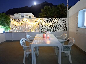 Outdoor dining - Penthouse between sea and mountains (CN)