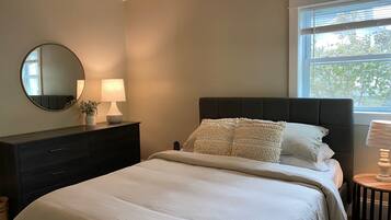 2 bedrooms, desk, WiFi, bed sheets