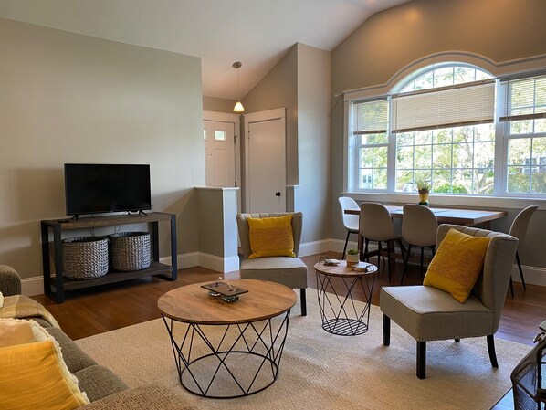 Smart TV - Beautiful 2 BR home, quiet, minutes from downtown (South Burlington)