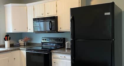 Beautiful 2 BR home, quiet, minutes from downtown