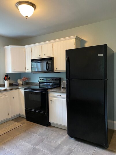 Beautiful 2 BR home, quiet, minutes from downtown