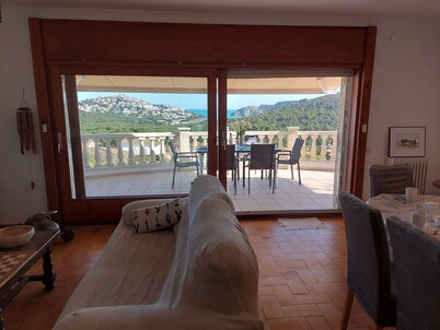 Spacious villa with stunning sea views