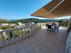 Outdoor dining - Spacious villa with stunning sea views (L'Escala)