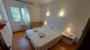 4 bedrooms, travel crib, free WiFi, bed sheets