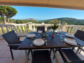 Une table dressée pour le dîner, avec vue sur un paysage montagneux.